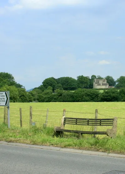 At the junction of B4122 and B4069 Looking north to Draycot Park Farm and Draycot House.
