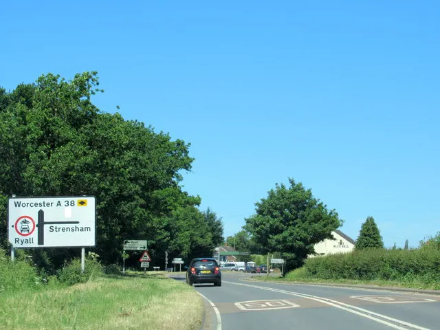 A38 approaching turning to Strensham at Ryall