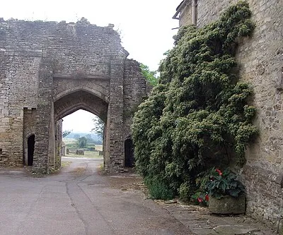 Photographer C. Michael Hogan licences this photo as described below
photo taken in July, 2006
photo is of Beverston Castle gatehouse