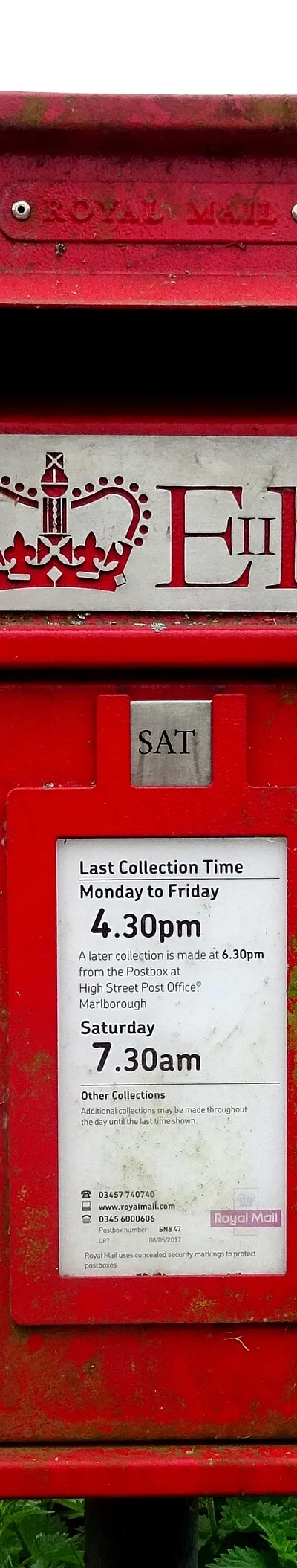 Elizabeth II postbox, West Kennett