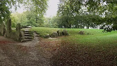 Wayland's Smithy, Neolithic chambered tomb, from the side. A panorama created from photos taken by John Brelstaff.
