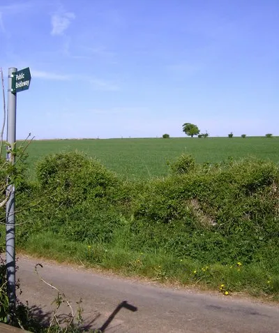 Bridleway near A417 This lane enters the south east corner of the square as the bridleway leaves it.  Beyond, extensive arable fields stretch into the square.