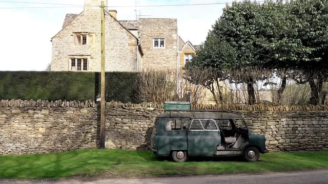 Bedford minibus outside Ibstock Close, Little Tew