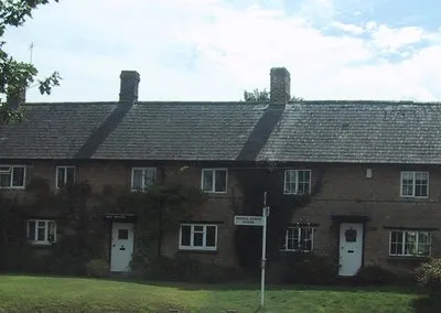 Cottages by the road in Middle Aston