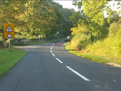 B4077 approaching the River Dirkler bridge