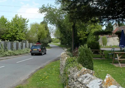 2010 : B4039 looking east at The Gibb