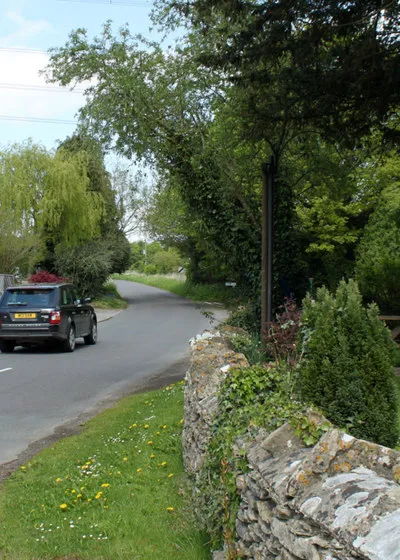 2010 : B4039 looking east at The Gibb