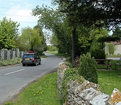 2010 : B4039 looking east at The Gibb