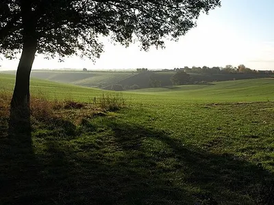 By the Macmillan Way From close to where the Way crosses Sugarswell Lane, following a footpath to Alkerton. The combe is the source of one of the headwaters of the Sor Brook.