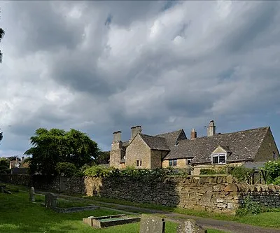 Ebrington, St. Eadburgha's Church: Fine house by the long pathway to the church