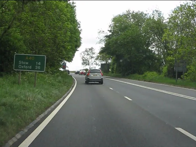 A40 - route confirmatory sign near Shipton Sollers