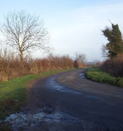 Bend in the lane Between Southrop and Lechlade.