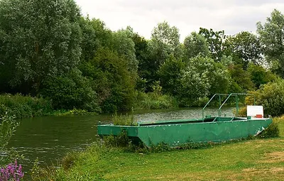 Across the Thames at Bablock Hythe