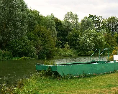 Across the Thames at Bablock Hythe