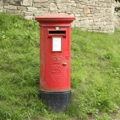 2010 : E II R pillar box on the B4039