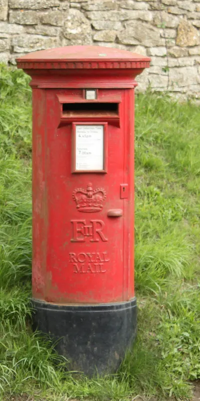 2010 : E II R pillar box on the B4039