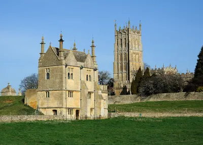 The gate and East Banqueting House of Campden Court and St James's Church in Chipping Campden