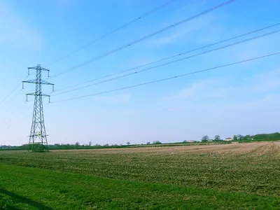 Farmland and power lines, Hook Street Viewed from a footpath near the M4. The pylon is outside this square by a few metres.