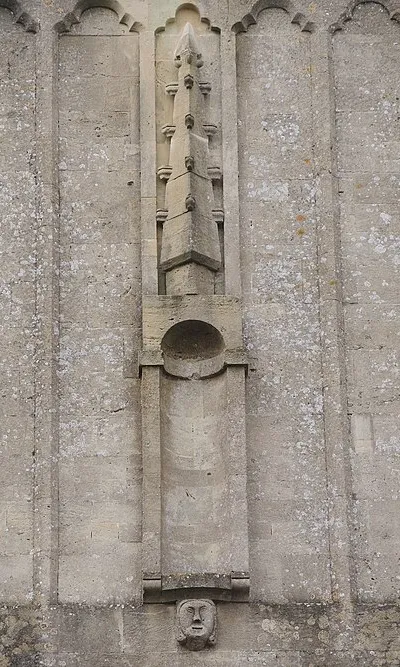 A face below an empty niche