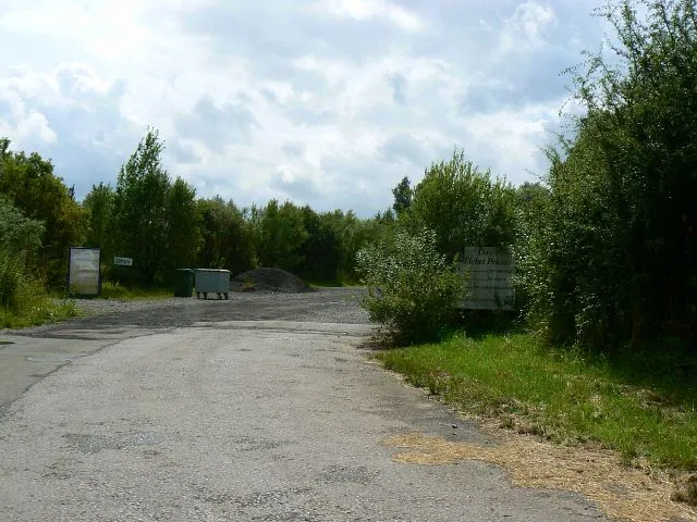 Access road to Ivy House Lakes and Fisheries Taken close to the south-eastern corner of the square facing south-west. The southern gridline of the square passes between the sleeping policeman (in this square) and the waste bins in SU0382.