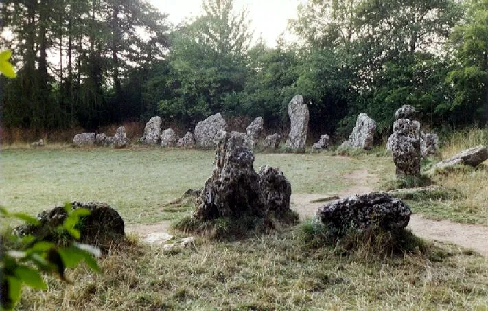 The King’s Men stone circle at the Rollright Stones, weathered limestone uprights on grass with trees behind
