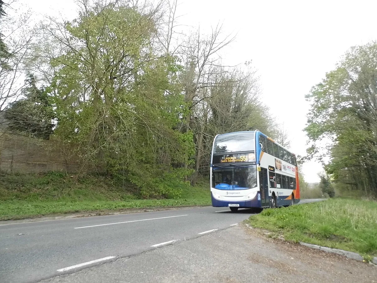 554 bus on New Road, Derry Hill
