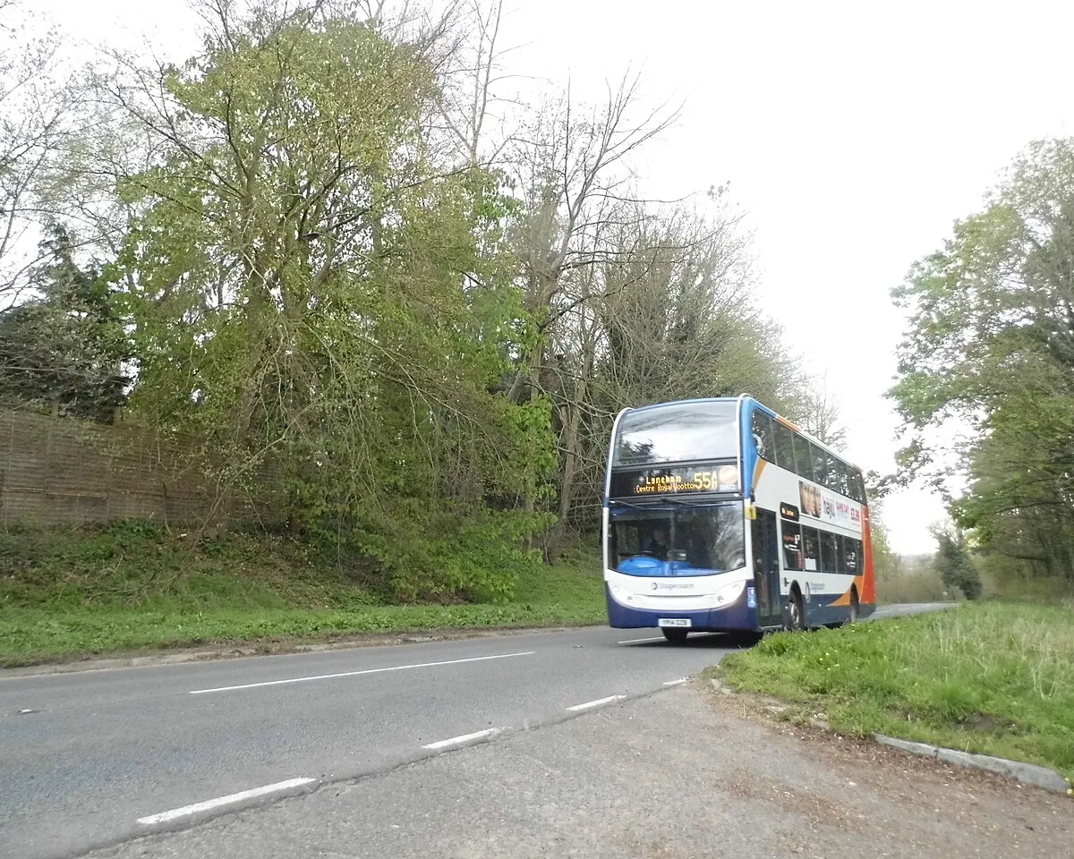 554 bus on New Road, Derry Hill
