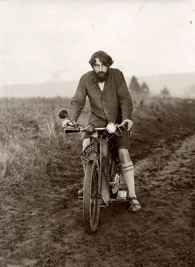 Omschrijving: Natuurmensen 1924. Kolonie van 'primitieven' in Engeland. Man op fiets.