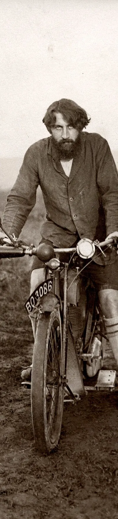 Omschrijving: Natuurmensen 1924. Kolonie van 'primitieven' in Engeland. Man op fiets.