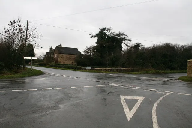 "Five  ways" Meeting of minor roads near Honeycombe Leaze