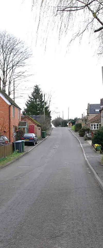Butlers Marston Looking SW up the road into Butlers Marston from Little Kineton.