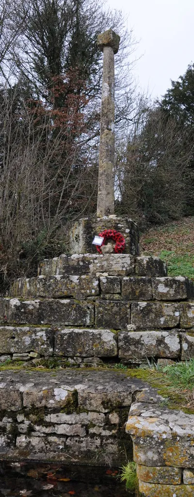 Ancient cross and war memorial, Calmsden