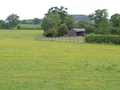 Barn near Hartpury The barn adjoins a meadow at the southern edge of the square. Taken from footpath GHA/18/1; the meadow is crossed by no fewer than four footpaths.
