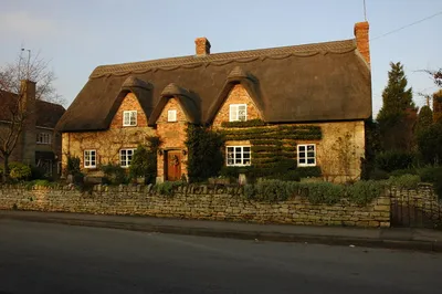 Avon Cottage, Bredon An attractive thatched cottage in the riverside village of Bredon.
