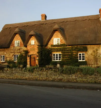 Avon Cottage, Bredon An attractive thatched cottage in the riverside village of Bredon.