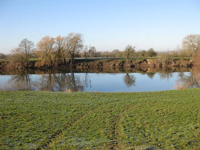 Across a tranquil Severn Standing on the Severn Way on the frosted bank.