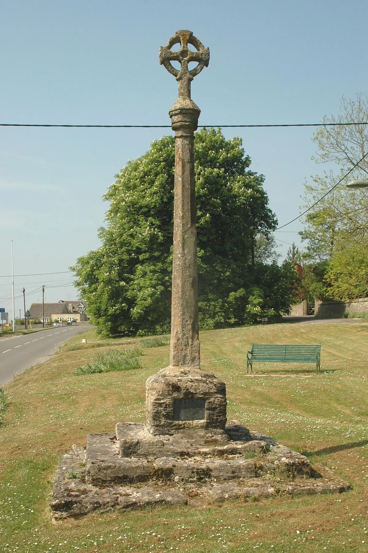 Stone cross in Leafield, Oxfordshire: Gothic Revival shaft and top on late Mediæval steps and base
