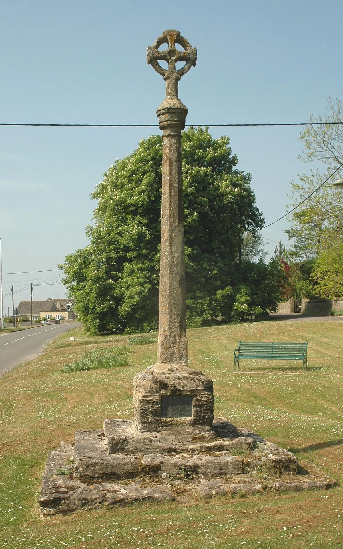 Stone cross in Leafield, Oxfordshire: Gothic Revival shaft and top on late Mediæval steps and base