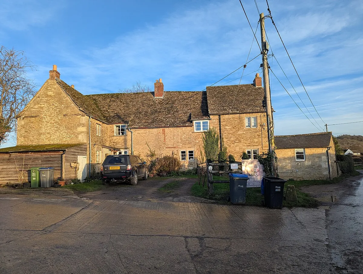 31-33, Reybridge
This is a photo of listed building number 1198633.