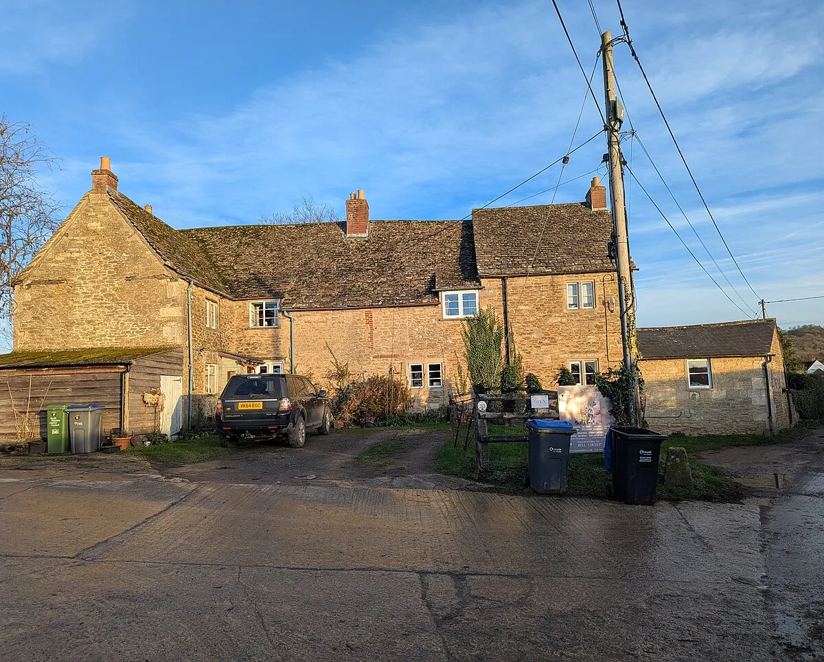 31-33, Reybridge
This is a photo of listed building number 1198633.