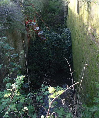 Drayton Lock on the abandoned Wilts and Berks Canal west of Drayton, Vale of White Horse, Oxfordshire (formerly Berkshire)