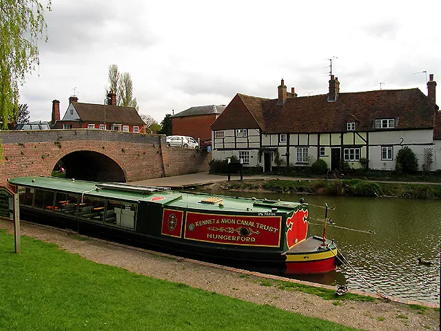 Hungerford: Kennet and Avon Canal. The area where boat trips can be taken and the bridge crosses the canal. This section is situated in the north eastern section of the grid square.