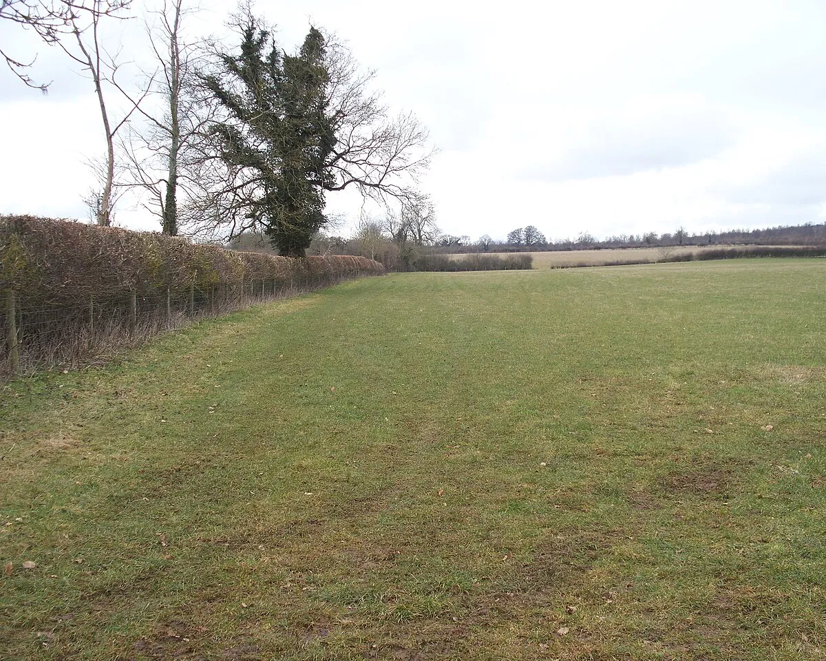 Along the field edge The footpath between Temple Guiting and Ford is part of the Diamond Way long distance path and here is following the field edge.