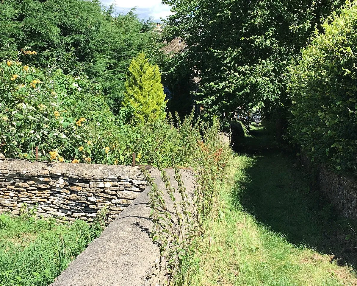 Footpath into Shipton Moyne