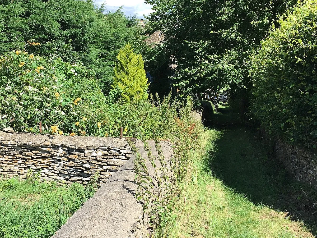 Footpath into Shipton Moyne