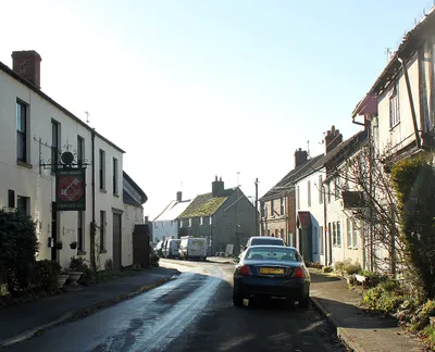 2010 : Bradenstoke village street looking west