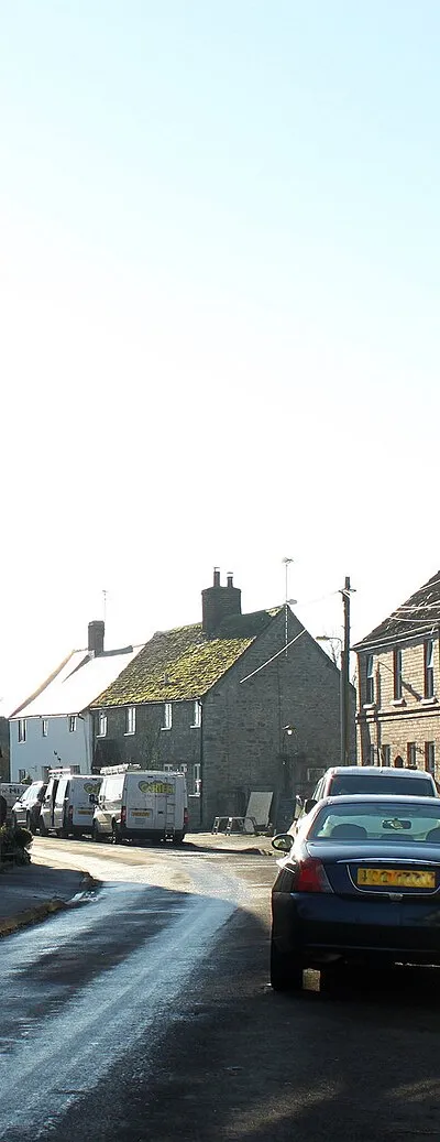 2010 : Bradenstoke village street looking west