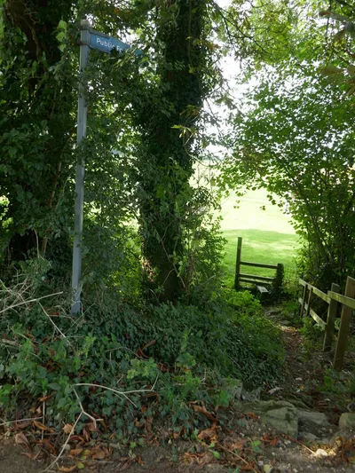 Beginning of a footpath towards Brookthorpe