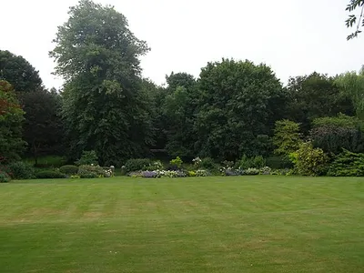 *photo taken July 2006
photo subject=beverston castle garden