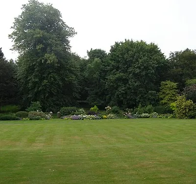 *photo taken July 2006
photo subject=beverston castle garden